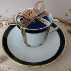 Blauwe Kaars in kop en schotel<br>Licht & Warmte