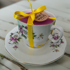 Kaars in kop en schotel subtiel bloemenmotief<br>Licht & Warmte