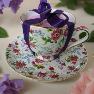 Kaars in kop en schotel klassiek bloemenpatroon<br>Licht & Warmte